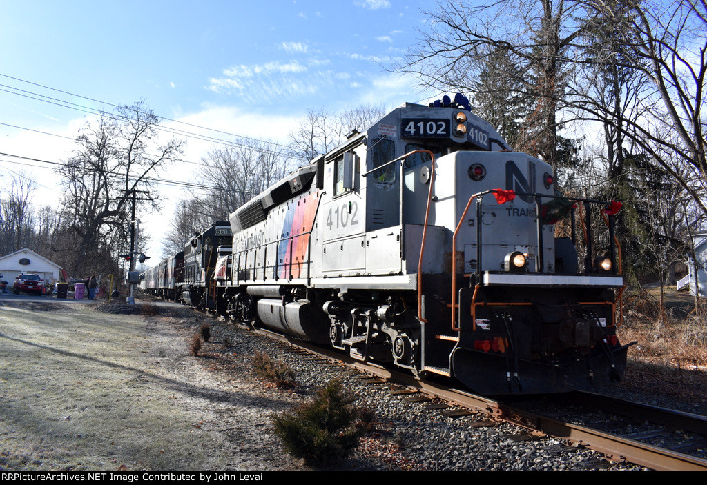 The 4102 and 5615 leading the train across Lake Station Road Xing in Warwick 